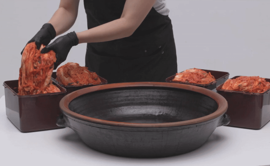 김치통에서 김치를 꺼내는 본사 제공 영상